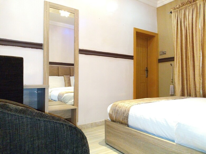 Hotel Euro Lounge And Suites