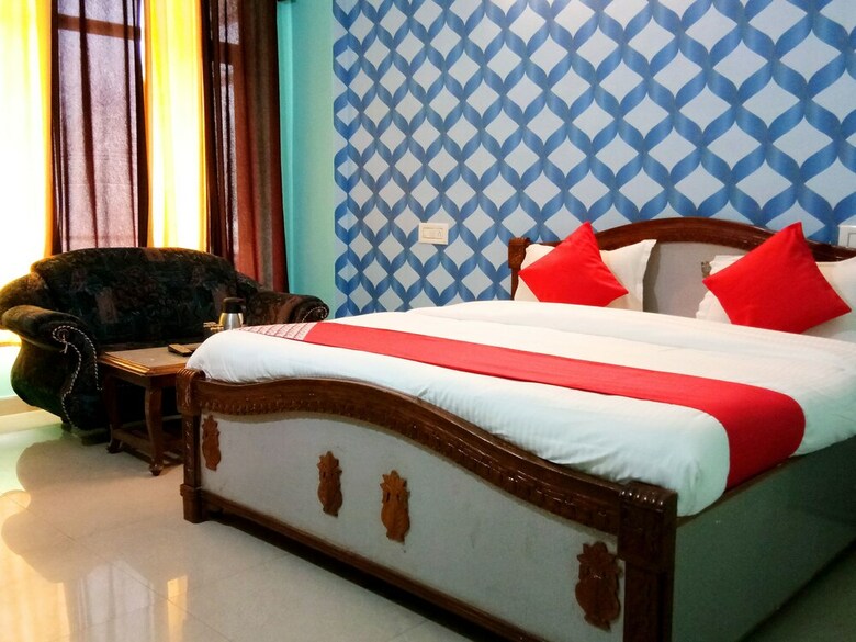 Oyo 14349 Hotel Hmg