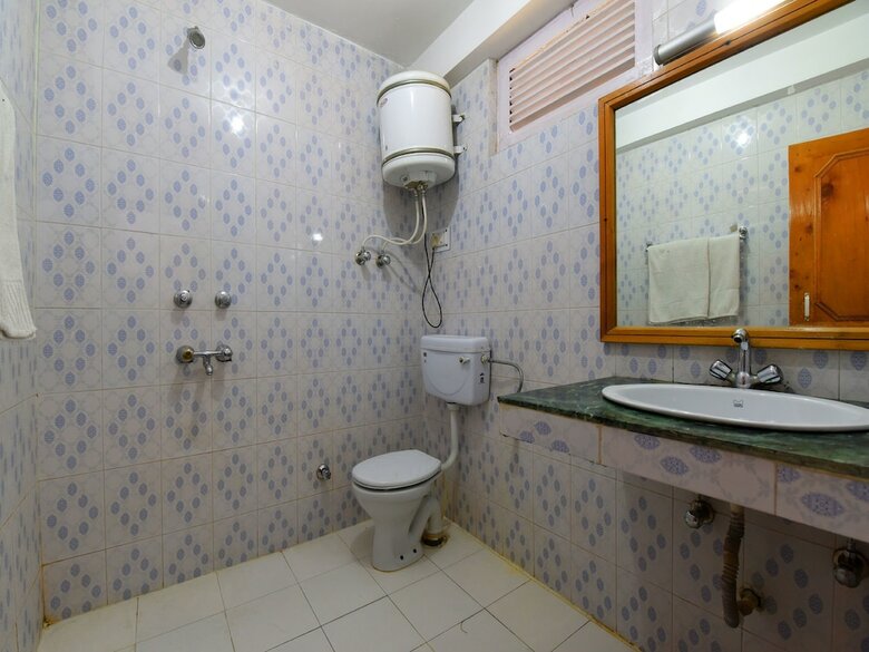 Oyo 14349 Hotel Hmg