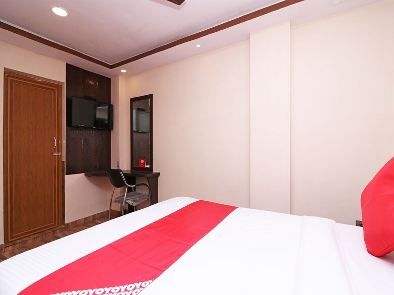 Oyo 13579 Hotel Royal Crowne
