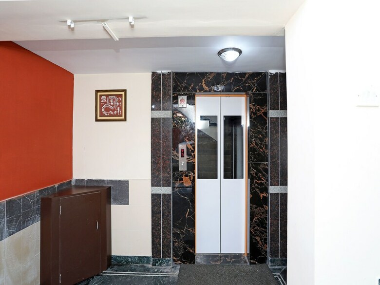 Oyo 15258 Hotel Arya International