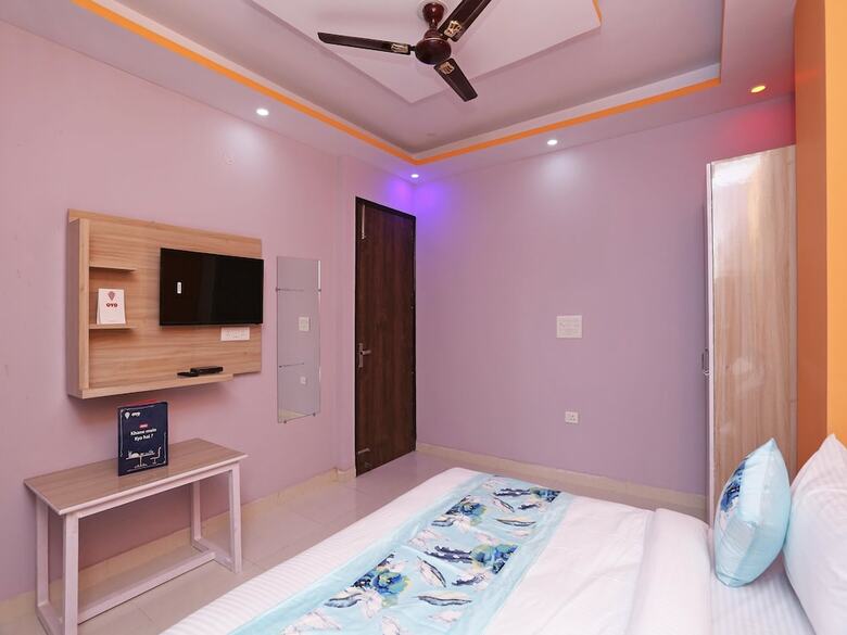 Oyo 14822 Hotel The Capitol