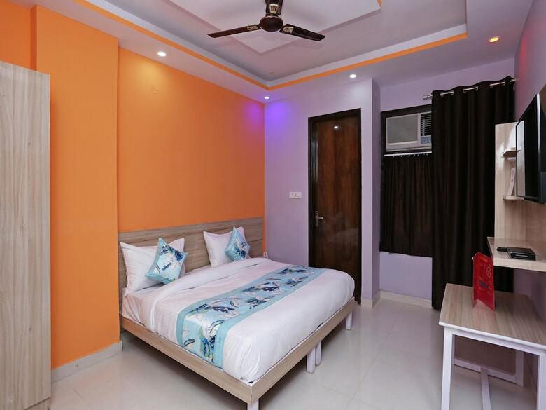 Oyo 14822 Hotel The Capitol
