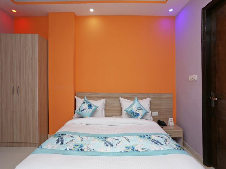 Oyo 14822 Hotel The Capitol