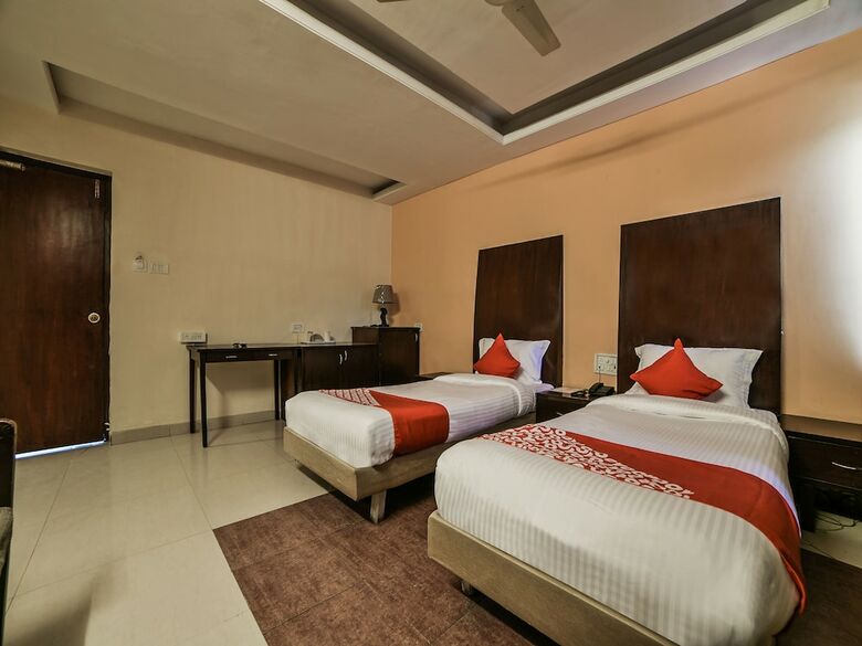 Oyo 16061 Hotel Holly Hock