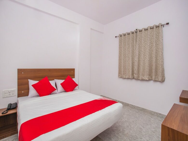 Hotel Oyo 15695 Varcity Comforts