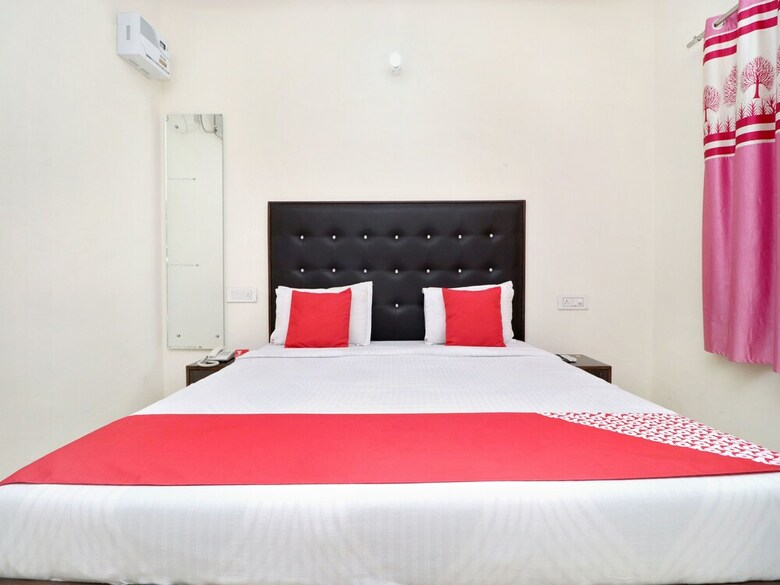 Oyo 16975 Hotel Golden View