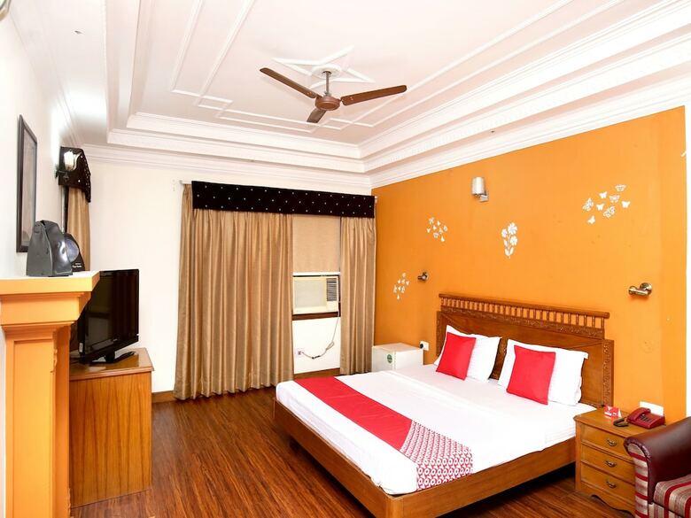Oyo 16376 Hotel Paras