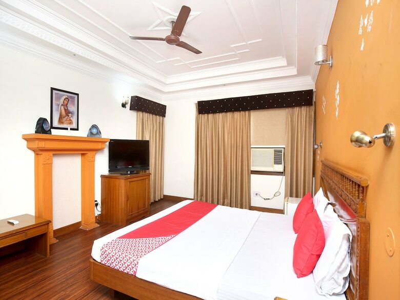 Oyo 16376 Hotel Paras