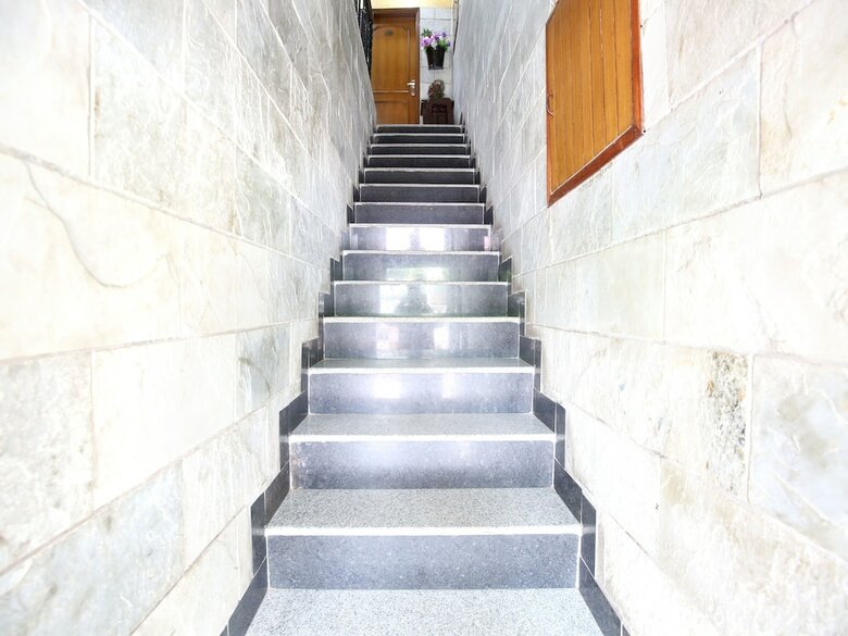 Oyo 16376 Hotel Paras