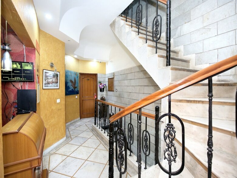 Oyo 16376 Hotel Paras
