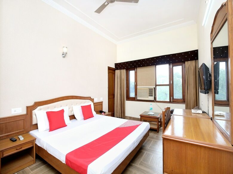 Oyo 16376 Hotel Paras