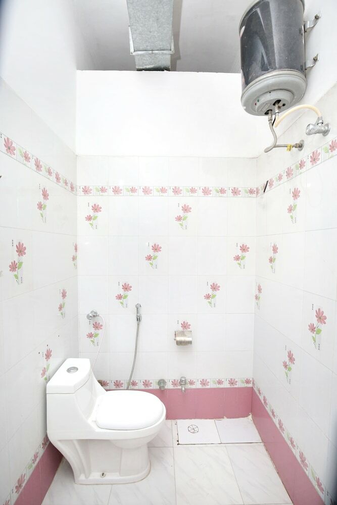 Oyo 4738 Hotel Re-birth