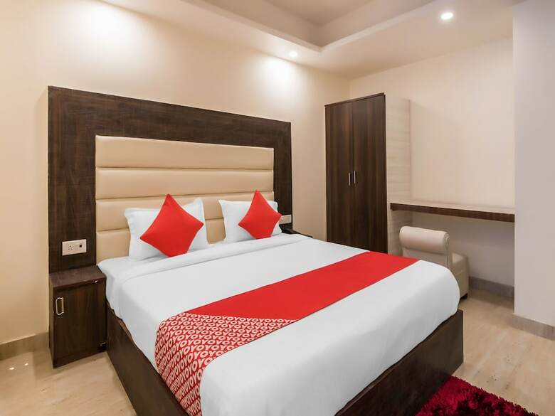 Oyo 17020 Hotel Raj Palace