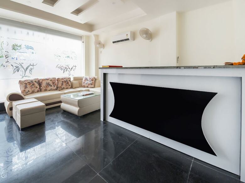 Oyo 17020 Hotel Raj Palace