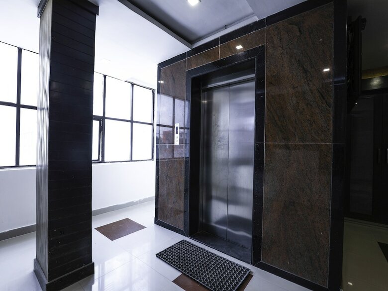 Hotel Oyo 16083 Athidi Grand