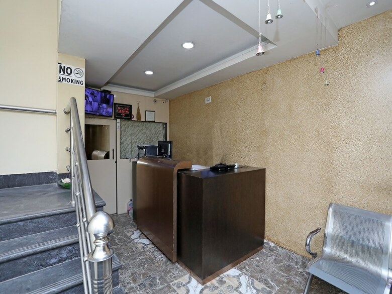 Oyo 16821 Hotel Senapati Palace