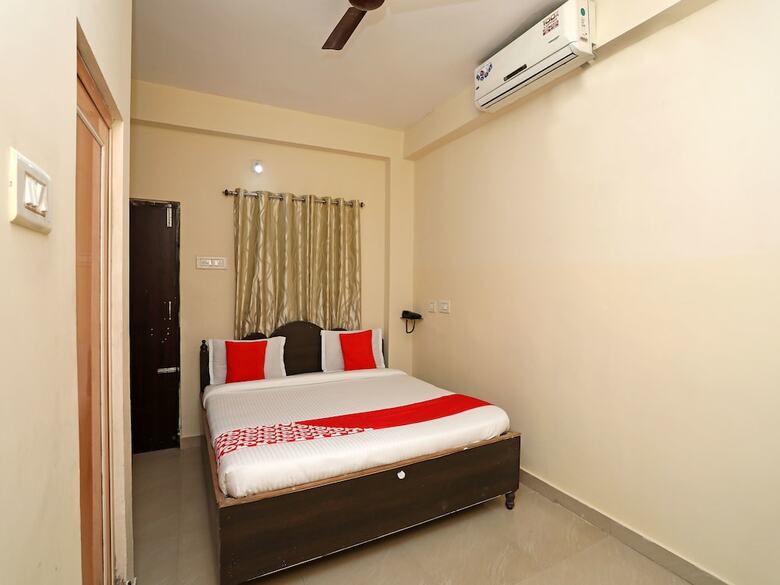 Oyo 16821 Hotel Senapati Palace