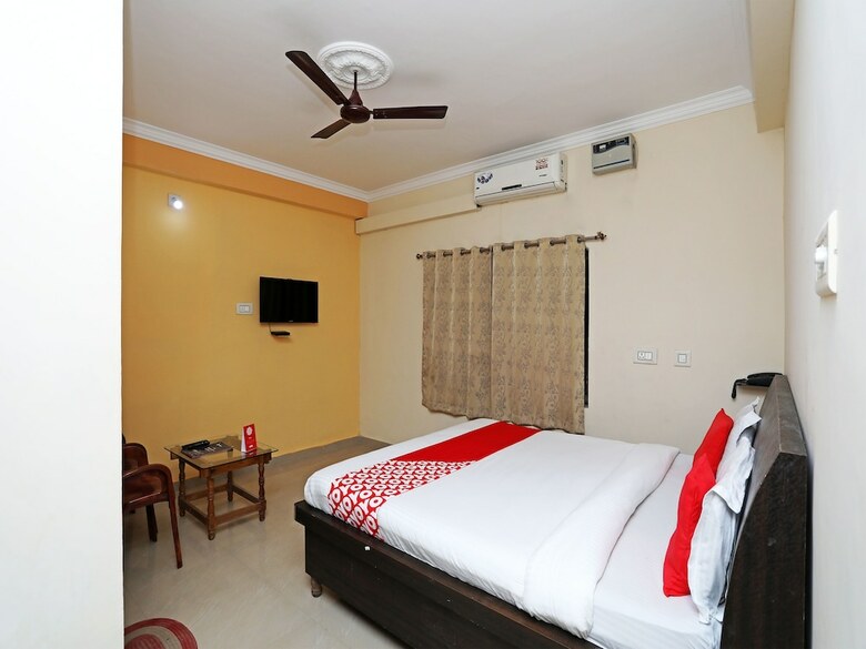 Oyo 16821 Hotel Senapati Palace