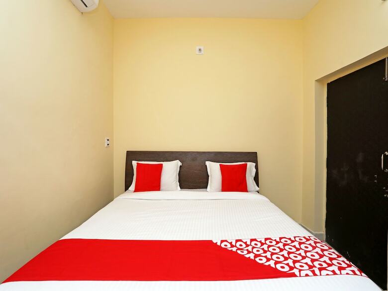 Oyo 16821 Hotel Senapati Palace