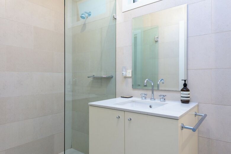 Exquisite 4 Bedroom House With Pool