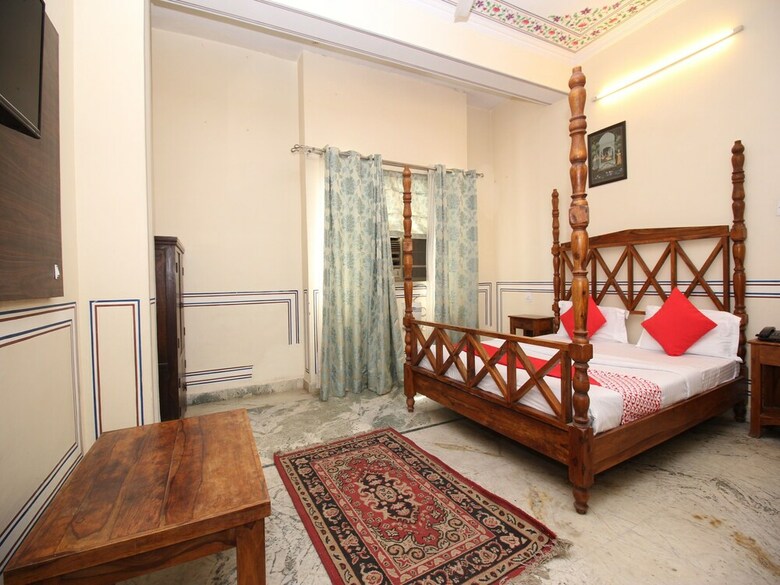 Oyo 12115 Hotel Raghuraj Palace