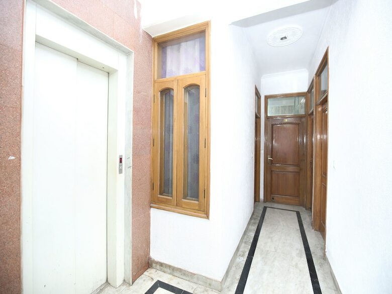 Oyo 16736 Hotel Hm Crystal