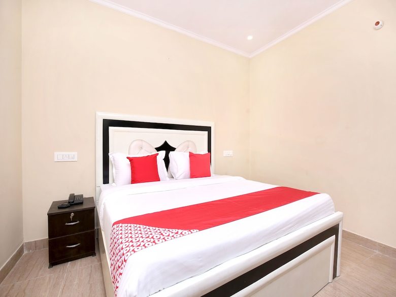 Oyo 16875 Hotel Skyz