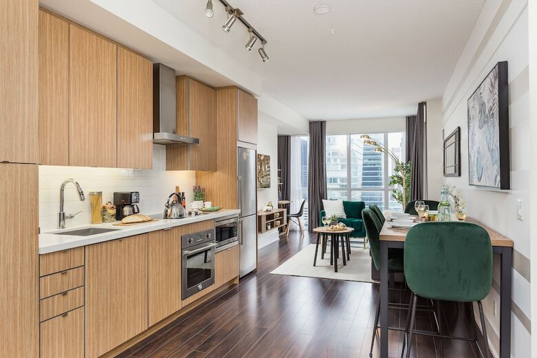 Quickstay - Stylish 2-bedroom Downtown Condo