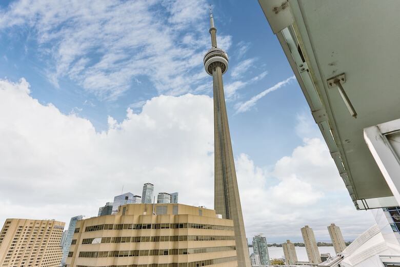 Quickstay - Stylish 2-bedroom Downtown Condo