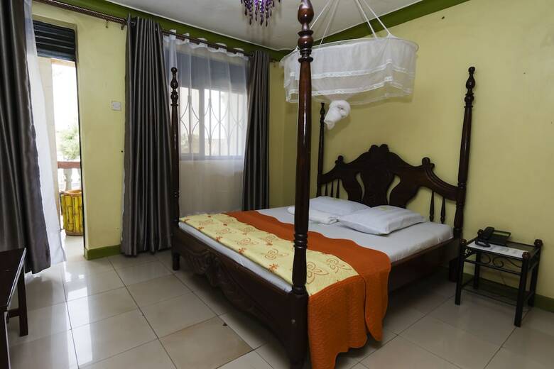 Hotel Royal Lake View Gardens