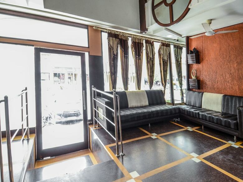 Oyo 18484 Hotel Ratnawali