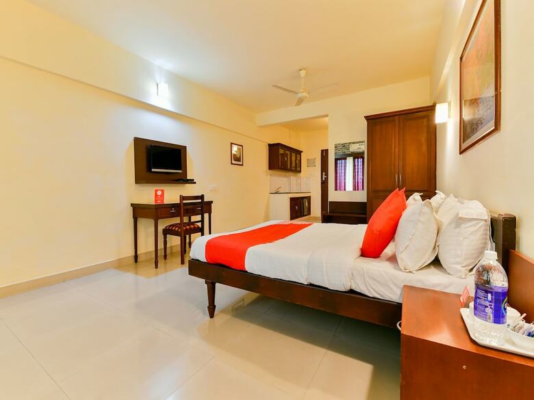 Oyo 16663 Plaza Suites Hotel