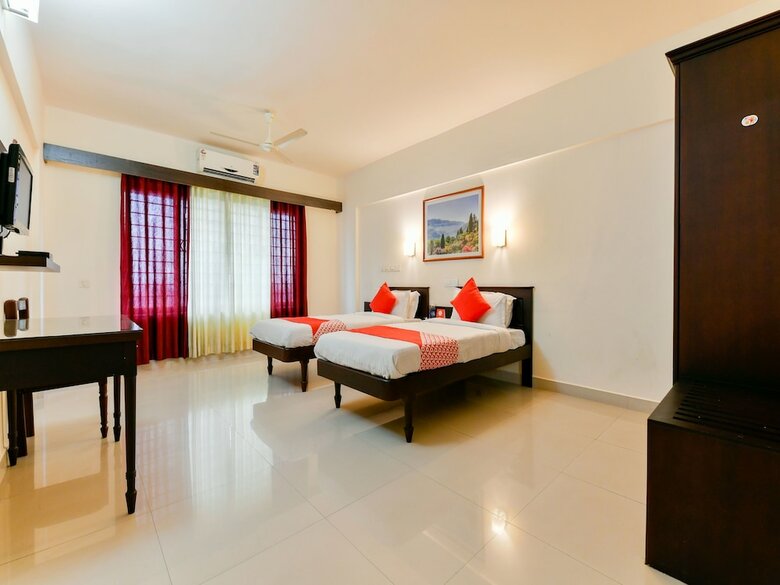 Oyo 16663 Plaza Suites Hotel
