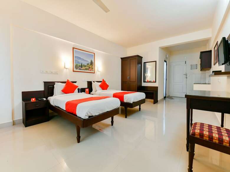 Oyo 16663 Plaza Suites Hotel