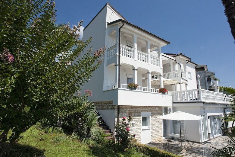 Apartment Garden With Swimming Pool