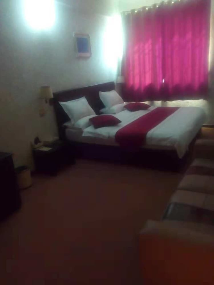 Esiya Hotel