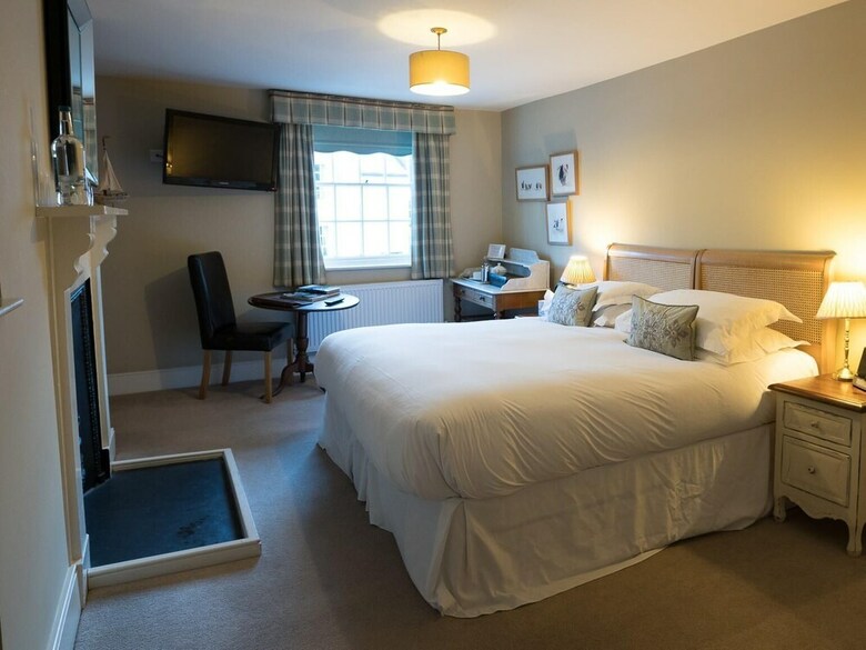 Hotel Checkers Pantry With Rooms