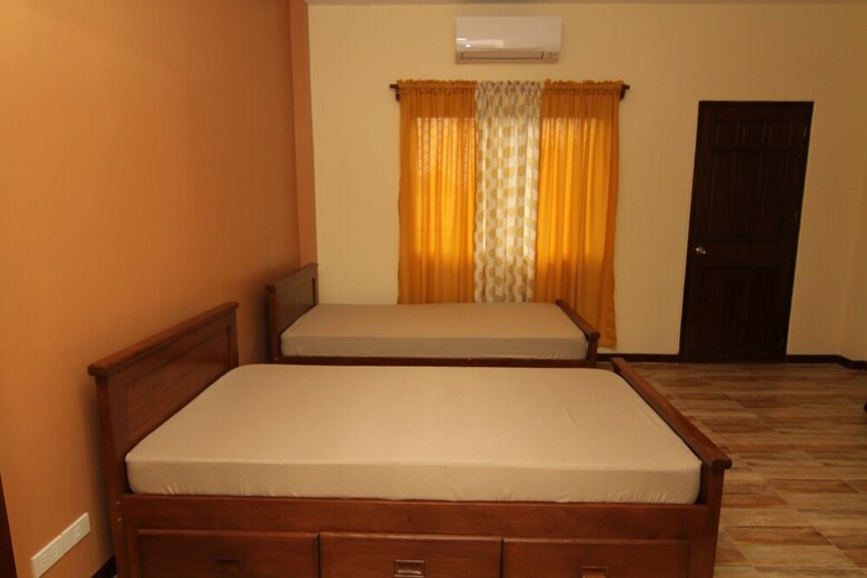 Hotel Charo's Dormitel