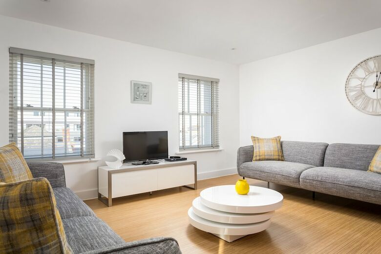 Elliot Oliver - Luxury 3 Bedroom Town Centre Apartment