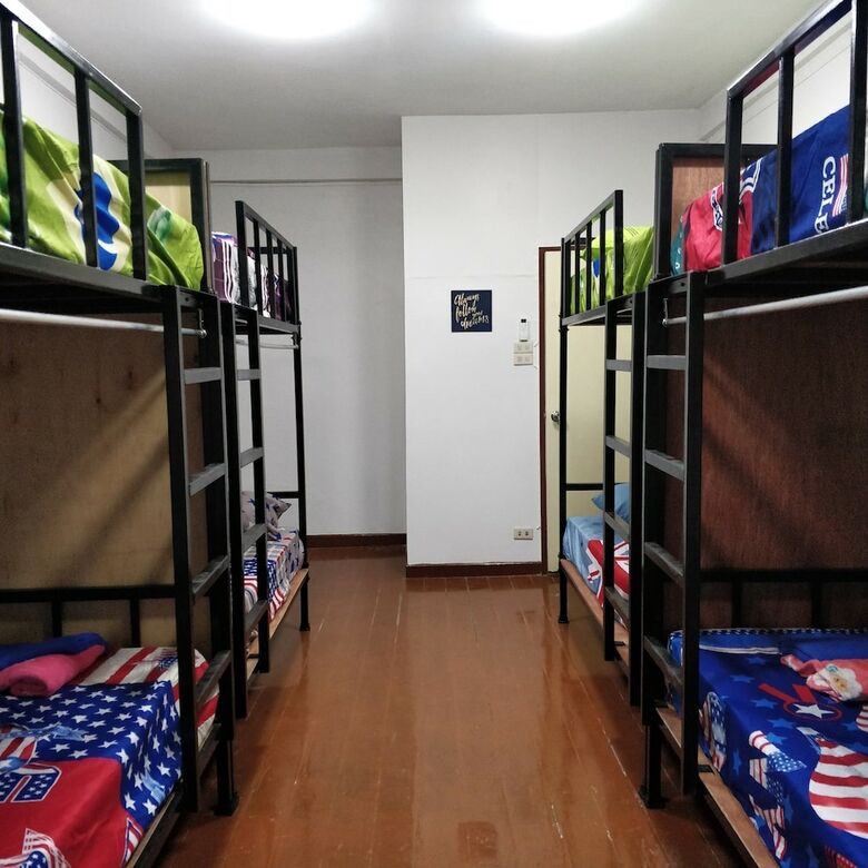 Hostal R-one 24/7 Hostel