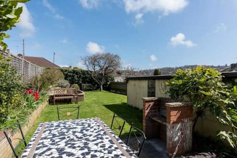 3 Bedroom House In Brighton With Garden