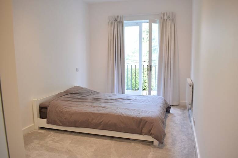 Stylish 2 Bedroom Apartment In Queen's Park