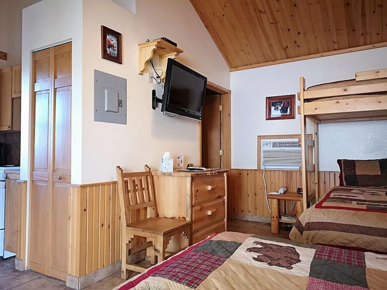 Motel Yellowstone Riverside Cottages