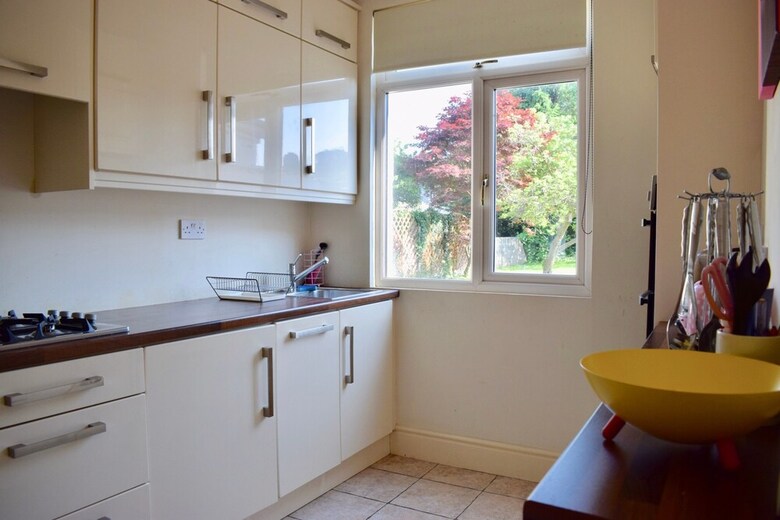 Garden 3 Bedroom Home With Parking