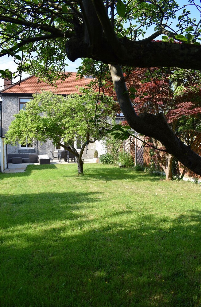 Garden 3 Bedroom Home With Parking