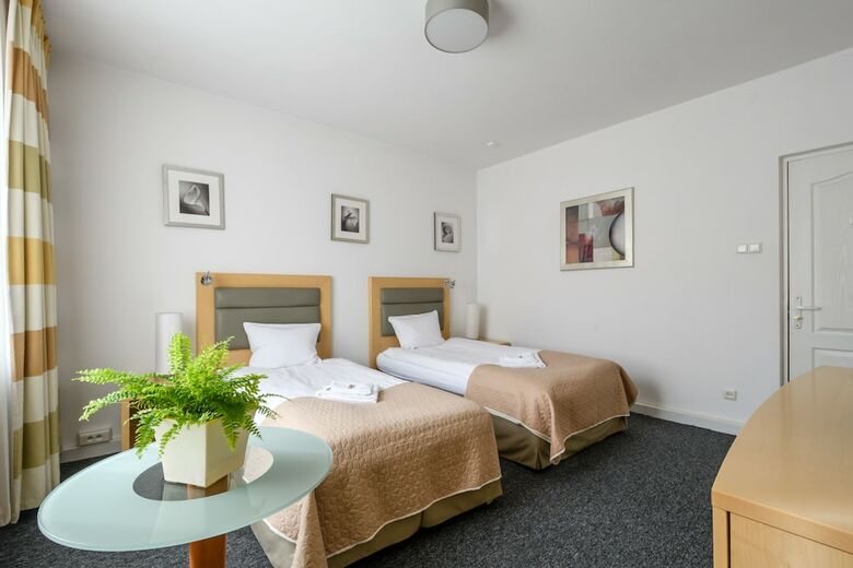 404 Rooms & Apartments