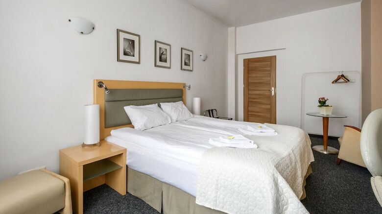 404 Rooms & Apartments