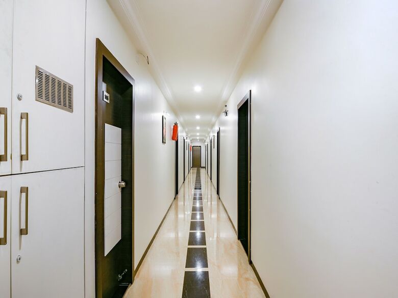 Oyo 15349 Hotel Ira Executive