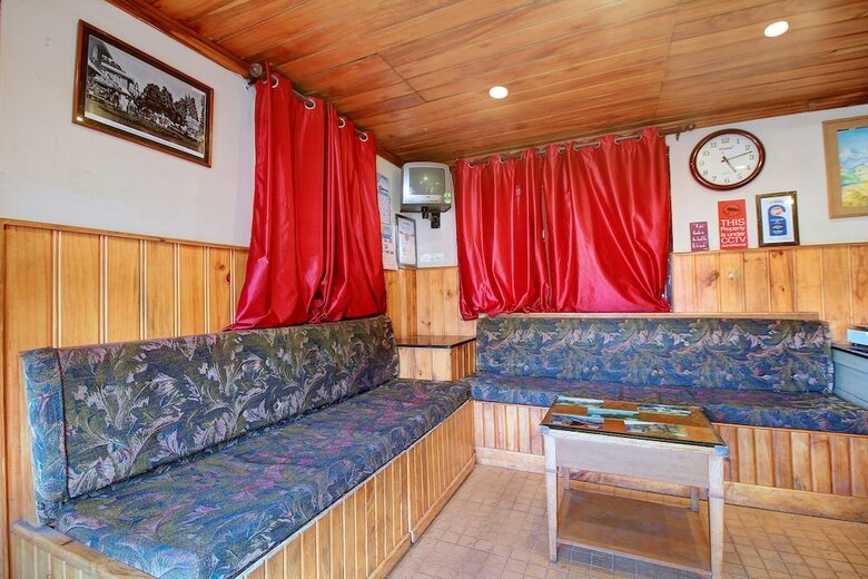 Hotel Oyo 1611 Pine Borough Inn